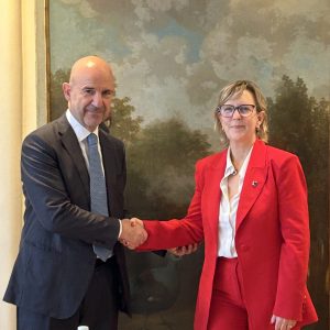 Roma, 23 ottobre 2025 – Presso la sede di Confindustria, il Vice Presidente per il Credito, la Finanza e il Fisco Angelo Camilli ha incontrato il Commissario europeo per Servizi finanziari e l’Unione dei risparmi e degli Investimenti Maria Luís Albuquerque.