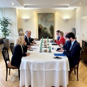 Roma, 23 ottobre 2025 – Il Vice Presidente per il Credito, la Finanza e il Fisco Angelo Camilli ha incontrato il Commissario europeo per Servizi finanziari e l’Unione dei risparmi e degli Investimenti Maria LuĂs Albuquerque.