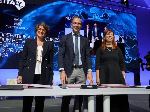 Conferenza delle Regioni e Confindustria insieme per potenziare l’attrazione degli investimenti esteri e la competitività dei territori Da sinistra: Annalisa Sassi, Presidente del Consiglio delle Rappresentanze Regionali di Confindustria (CRR); Massimiliano Fedriga, Presidente della Conferenza delle Regioni e delle Province autonome; Barbara Cimmino, Vicepresidente di Confindustria per l’Export e l’Attrazione degli investimenti e Presidente dell’Advisory Board Investitori Esteri (ABIE), durante la firma delle Linee operative di collaborazione per l’attrazione degli investimenti esteri a Trieste, in occasione di “Selecting Italy 2025”
