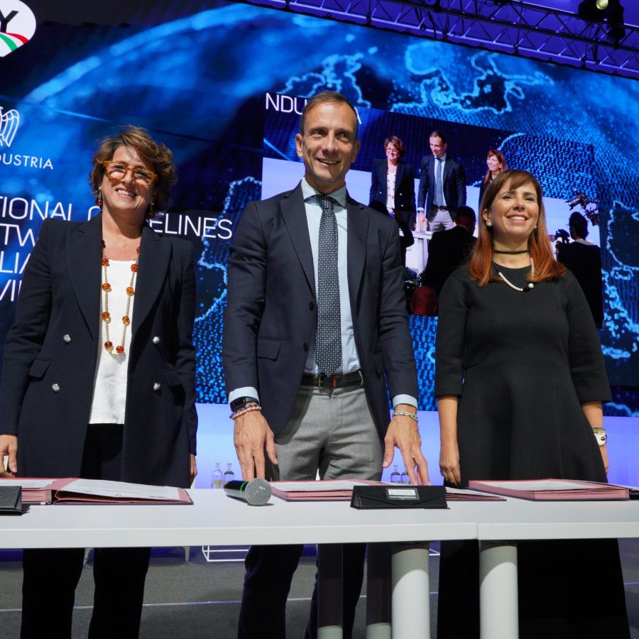Conferenza delle Regioni e Confindustria insieme per potenziare l’attrazione degli investimenti esteri e la competitività dei territori Da sinistra: Annalisa Sassi, Presidente del Consiglio delle Rappresentanze Regionali di Confindustria (CRR); Massimiliano Fedriga, Presidente della Conferenza delle Regioni e delle Province autonome; Barbara Cimmino, Vicepresidente di Confindustria per l’Export e l’Attrazione degli investimenti e Presidente dell’Advisory Board Investitori Esteri (ABIE), durante la firma delle Linee operative di collaborazione per l’attrazione degli investimenti esteri a Trieste, in occasione di “Selecting Italy 2025”