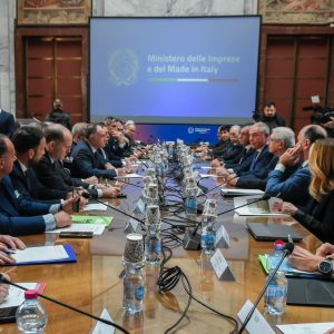 Il tavolo su Transizione 5.0 al Ministero delle Imprese e del Made in Italy con la partecipazione del ministro Adolfo Urso e di Emanuele Orsini, presidente di Confindustria.