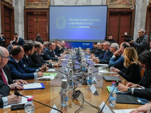Il tavolo su Transizione 5.0 al Ministero delle Imprese e del Made in Italy con la partecipazione del ministro Adolfo Urso e di Emanuele Orsini, presidente di Confindustria.
