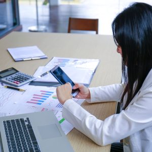 Autonomia economica e competenze finanziarie: strumenti chiave per rafforzare la partecipazione delle donne al lavoro.