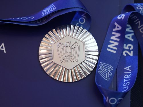 La medaglia della Cerimonia di Premiazione alla Carriera del Sistema Confindustria, simbolo di un percorso professionale costruito nel tempo.