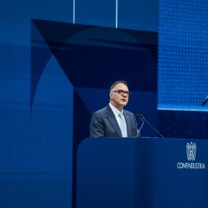 Il Presidente di Confindustria Emanuele Orsini durante la relazione all'Assemblea pubblica 2026.
