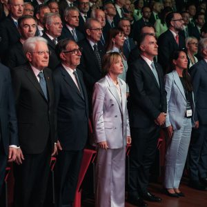 Le principali cariche istituzionali del Paese e il Presidente di Confindustria Emanuele Orsini durante l'esecuzione dell'Inno nazionale all'Assemblea Confindustria 2026 alla Nuvola di Roma.