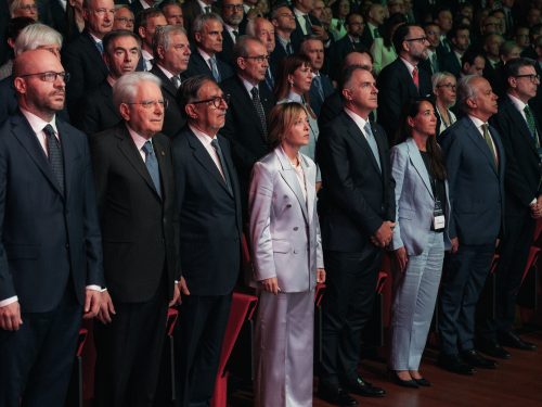 Le principali cariche istituzionali del Paese e il Presidente di Confindustria Emanuele Orsini durante l'esecuzione dell'Inno nazionale all'Assemblea Confindustria 2026 alla Nuvola di Roma.