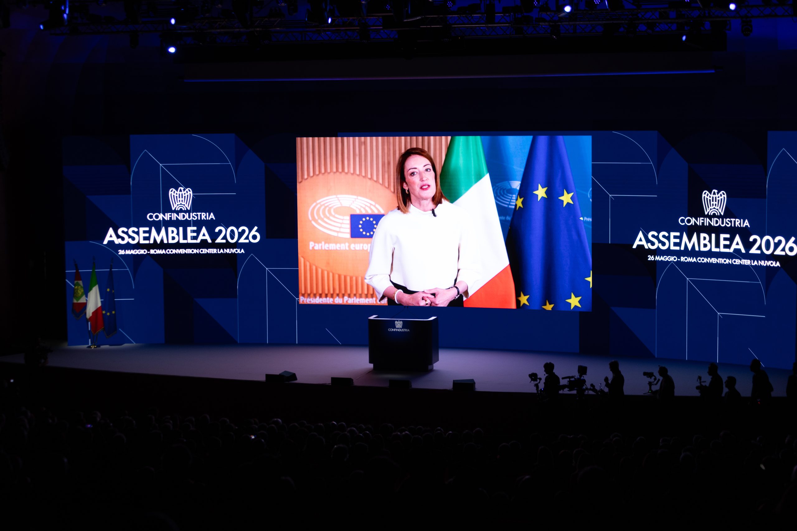 Il videomessaggio della Presidente del Parlamento europeo Roberta Metsola durante l'Assemblea Confindustria 2026 alla Nuvola di Roma.