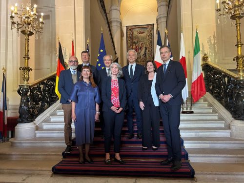 I rappresentanti delle organizzazioni imprenditoriali dei Paesi del G7 riuniti a Parigi in occasione dei lavori del Business 7 (B7), culminati con l'approvazione della Dichiarazione finale che sarà presentata ai leader in vista del Vertice G7 di Évian.