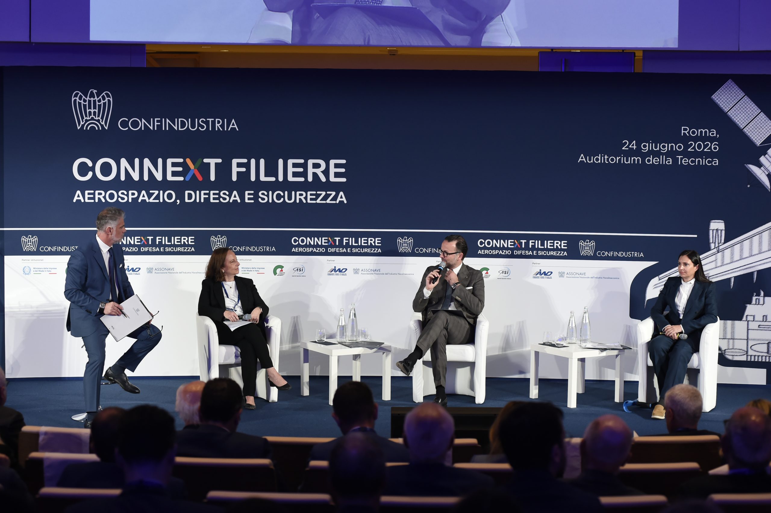 La tavola rotonda dedicata al ruolo delle filiere industriali nello sviluppo dei settori aerospazio, difesa e sicurezza, con Fausto Bianchi, Presidente di Piccola Industria Confindustria, Maria Anghileri, Presidente dei Giovani Imprenditori di Confindustria, e Cristina Leone, Presidente del Cluster Tecnologico Nazionale Aerospazio (CTNA).