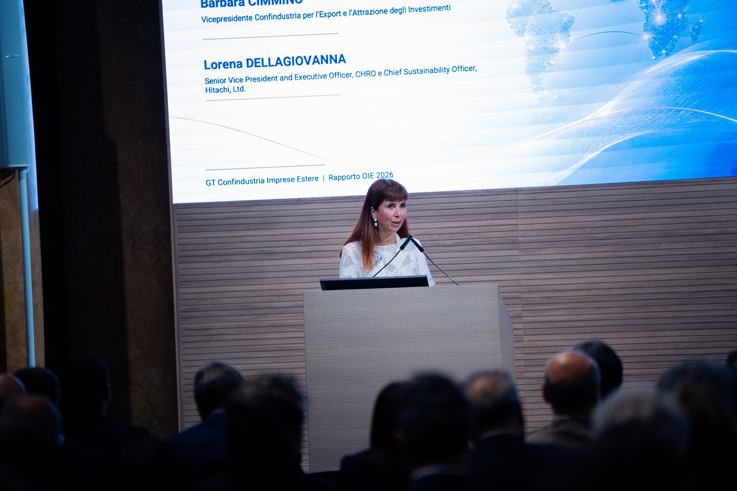 La Vice Presidente Barbara Cimmino durante la presentazione del Rapporto OIE 2026, nel corso dell'Annual Meeting del Gruppo Tecnico Confindustria Imprese Estere