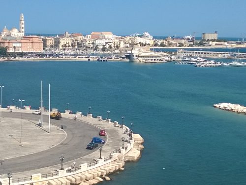 Veduta del porto di Bari, città che ha ospitato la presentazione del Check-up Mezzogiorno 2026 realizzato da Confindustria e SRM.