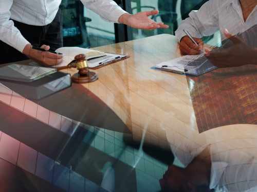 Giuristi d'impresa al lavoro nell'attività di consulenza legale e supporto ai processi decisionali aziendali.