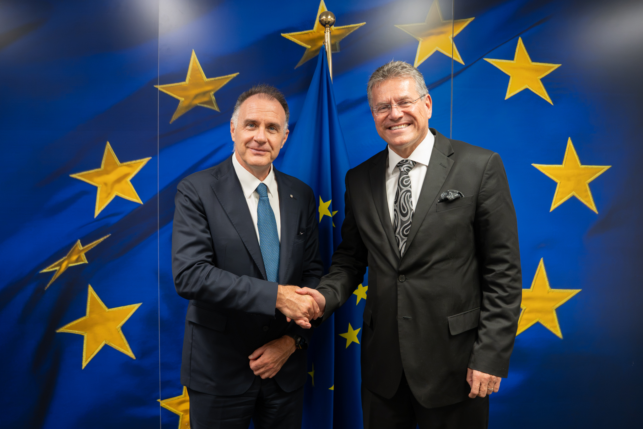 Il presidente di Confindustria Emanuele Orsini con il commissario europeo per il Commercio e la sicurezza economica Maroš Šefčovič, durante l’incontro a Bruxelles.