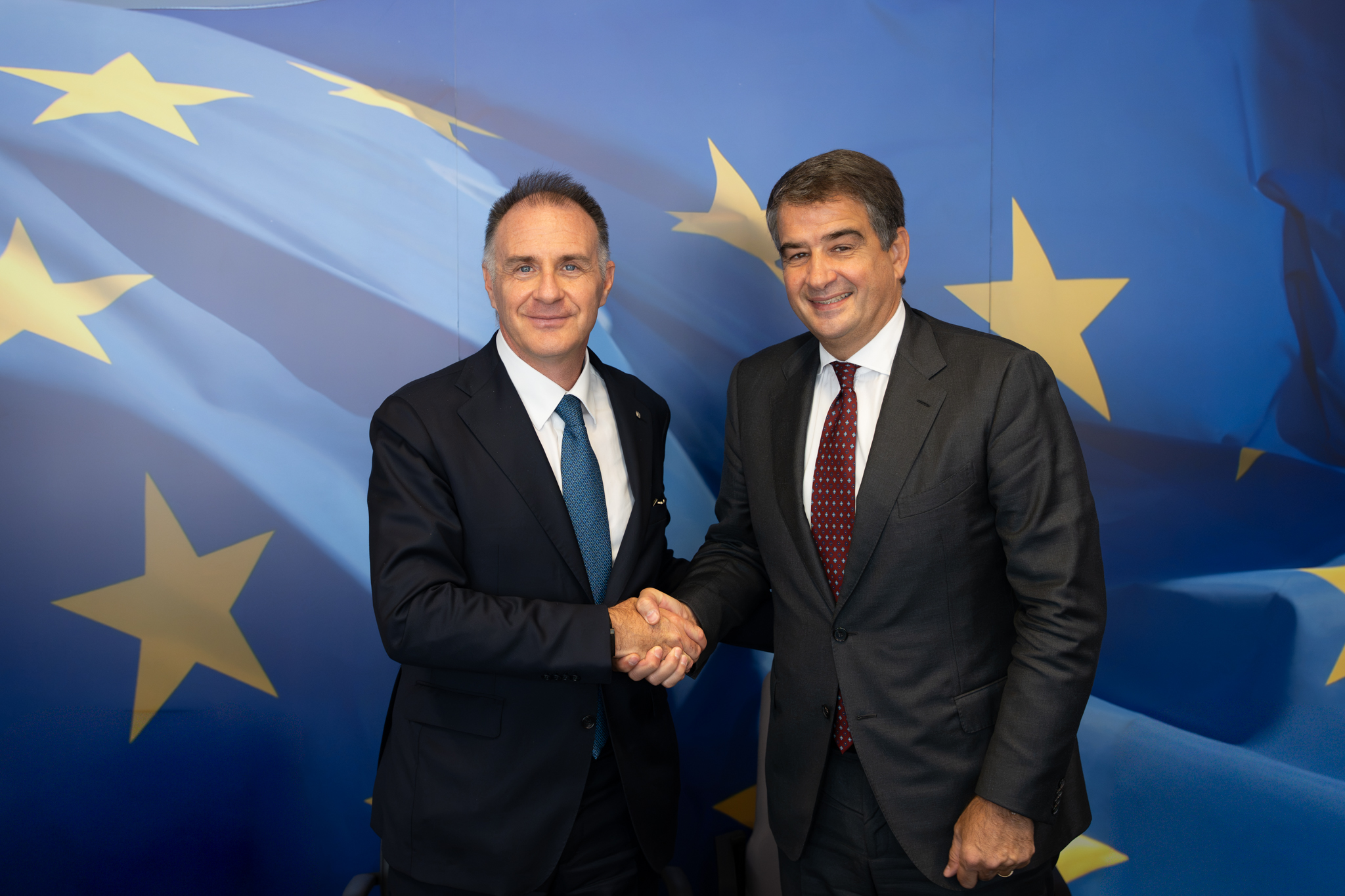 Il presidente di Confindustria Emanuele Orsini con Raffaele Fitto, vicepresidente esecutivo della Commissione europea con delega alla Coesione e alle riforme, durante l’incontro a Bruxelles.